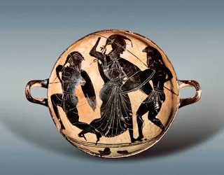 Trojská válka: bohyně Athéna bojuje mezi Hektorem a Achillem. 6. století př. n. l. Kylix (pohár na pití) s černofigurovou keramikou, Archeologické muzeum Katalánska, Barcelona.