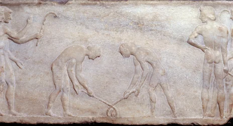 Umění starověkého Řecka: Míčová hra s lakrosem (princip současného hokeje). Nízký reliéf sochařství. Archeologické muzeum v Athénách