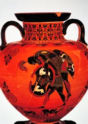 Řecká civilizace, 6. století př. n. l. Černofigurová keramika. Amfora zobrazující Aianta nesoucího Achilleovo tělo.