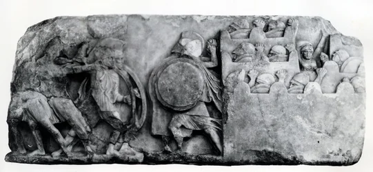 Část vlysu památníku Nereid v Xanthus, přibližně 4. století před naším letopočtem (reliéf)