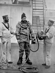 Potápěč z bitevní lodi HMS Camperdown v potápěčských šatech, 1896
