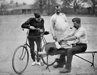 Voják 2. Life Guards leštící se na přehlídku, 1896