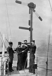 Signalizace semaforem na palubě HMS Camperdown, 1895