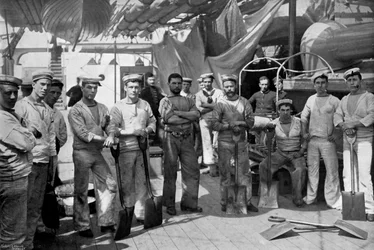 Někteří z topičů bitevní lodi HMS Camperdown, 1896.