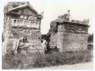 Chlapci mezi hroby (foto)