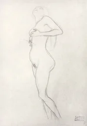 Stojící nahá dívka vzhlížející vzhůru
