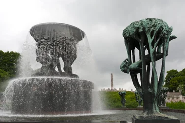 Fontána a socha „Dívka na stromě“ v parku Frogner, Oslo, Norsko (bronz)