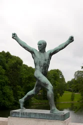 Socha radostného muže v parku Frogner, Oslo, Norsko (bronz)