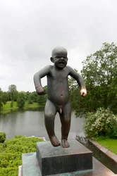 „Sinnatageen“, rozzlobený chlapec, socha ve Frognerově parku, Oslo, Norsko