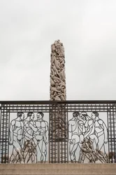Kované železné brány “Naked Men” a “People Monolith” vyrobené ze žuly ve Frogner Park, Oslo, Norsko (foto)