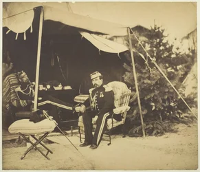 Důstojníci sedící ve stanu, Camp de Châlons, 1857.