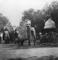 Pandžábská princezna v průvodu slonů, Dillí, Indie, 1900.