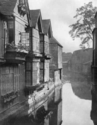 Weavers House u řeky Stour, Canterbury, Kent, 1924-1926.