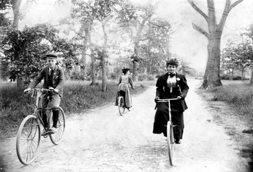 Maynard MacDonald a jeho babička Hannah Maynardová na kole v Beacon Hill Parku ve Victorii, kolem roku 1895