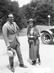 Douglas Fairbanks a Mary Pickford, kolem roku 1915 (černobílá fotografie)
