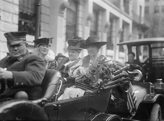 Jeanette Rankin přijíždějící ke složení přísahy do Kongresu