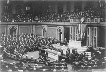 Prezident Woodrow Wilson v projevu v Kongresu, cca 1917 (černobílá fotografie)