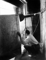 Objev hrobky faraona Tutanchamona v Údolí králů (Egypt) : Howard Carter při pohledu přes dveře druhé svatyně, 4. ledna