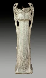 Secese: žardiniéra z doby kolem let 1902-1903, kterou vytvořil Hector Guimard (1867-1942), 20. století. Sèvres, Národní muzeum keramiky.