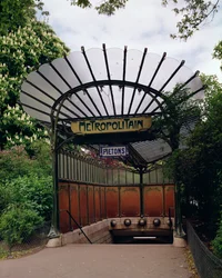Vchod do metra Porte Dauphine podle návrhu Hectora Guimarda (1867-1942)