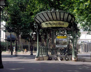 Pohled na vstup do stanice metra Abbesses v Paříži