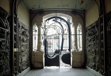 pohled na vstupní bránu Castel Beranger na adrese 14, rue de la Fontaine v 16. pařížském obvodu (foto)