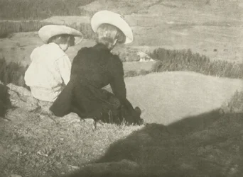 Pole v Birgitz (Hans a Mary sedí), kolem roku 1908 (gumový bichromátový tisk)