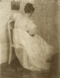 Mary Warner na bílé židli, kolem roku 1910 (guma bichromát přes platinu tisk)
