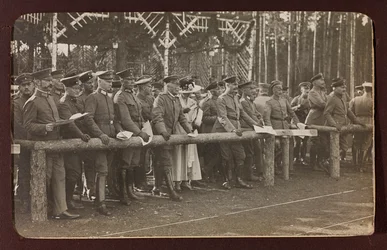 První světová válka: „Ukrajina v letech 1914-1916 během invaze německé armády. Skupina vojáků (č/b foto)
