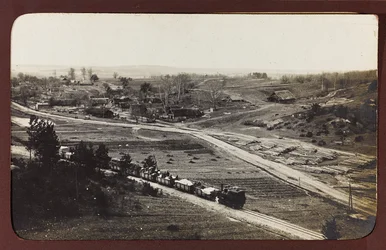 První světová válka: „Ukrajina v letech 1914-1916 během invaze německé armády. Nákladní vlak (černobílá fotografie)