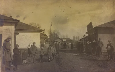 První světová válka: „Ukrajina v letech 1914-1916 během invaze německé armády. Vojáci a civilisté na ulici města (černobílá fotografie)