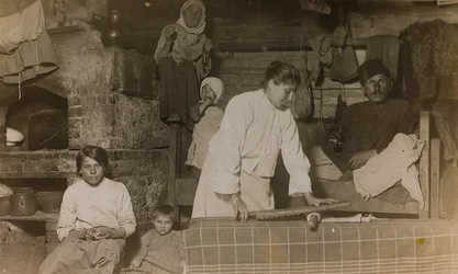 První světová válka: Ukrajina v letech 1914-1916 během invaze německé armády. Rodina uvnitř domu