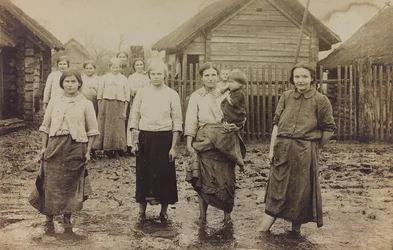 První světová válka: Ukrajina v letech 1914-1916 během invaze německé armády. Portrét skupiny žen s dětmi