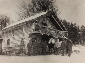 První světová válka: „Ukrajina v letech 1914-1916 během invaze německé armády. Vojenská přední část domu (černobílá fotografie)