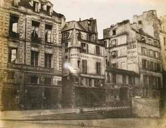 Pohled na Pařížskou ulici při pohledu na Hotel de Ville, kolem roku 1851 (kalotypová fotografie)
