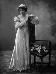 Francouzská komička Lilian Greuze jako Solange de Mautpre ve hře "Les bouffons", foto Henri Manuel z francouzského listu "Le Theatre" březen 1907