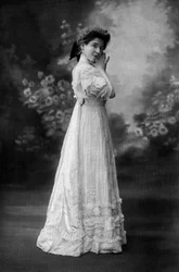 Slečna Goldsteinová jako Yvonne ve hře "Les plumes du Paon", Paříž, fotografie Henriho Manuela z francouzského listu "Le Theatre" říjen 1907
