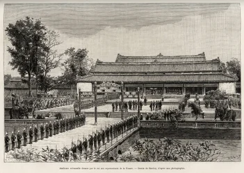 Slavnostní audience, kterou udělil král Dong Khanh (1864-1889) císař Annam zástupcům Francie v císařském městě Hue (Vietnam). Rytina od Thiriata pro ilustraci příběhu „“ Trente mois au Tonkin““ od Dr. Charlese Edouarda Hocquarda (1853-191