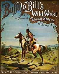 Divoký západ BUFFALO BILL. Plakát představení plukovníka W. F. Codyho, známějšího jako Buffalo Bill, a jeho jezdeckého cirkusu. Jezdec Red Fox se účastní představení, Red Cloud pozoruje a čeká na vrcholu kopce. Barevná litografie Henryho Atwella Tho