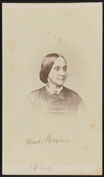 Carte-de-visite portrét paní. Bowen, 1866.