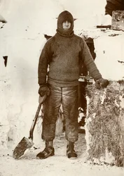 Kapitán L. E. G. Oates u dveří stáje, 30. srpna 1911, 1913