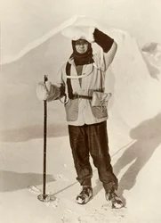 Kapitán Scott na sobě peněženku, ve které nosil své sáňkařské deníky, c1910-1911, 1913