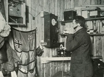 Dr. Simpson v chatě na druhém konci telefonu Načasování pozorování, c1911, 1913