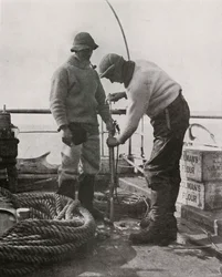 Dr. Wilson a Dr. Atkinson nabíjejí harpunovou zbraň, c19101913, 1913