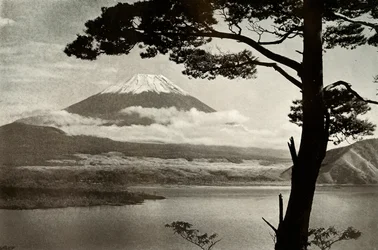 Fuji z jezera Motosu, 1910.