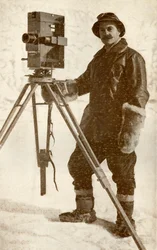 H. G. Ponting a jeden z jeho kinematografických kamer, leden 1912, 1913.