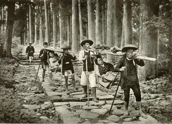 Japonské dámy jdou do svatyní, Nikko, 1910.
