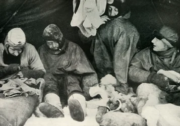 Členové polární strany, jak se dostat do spacích pytlů, c1911, 1913.