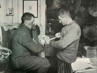 Poddůstojník Evans Binding Up Dr. Atkinsons Hand, 5. července 1911, 1913