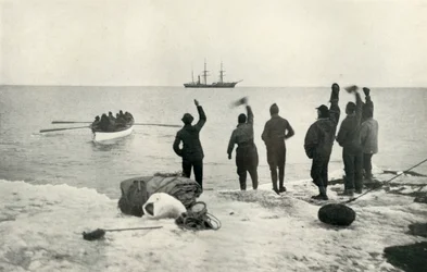 Poslední člun odplouvá na loď, c1911, 1913